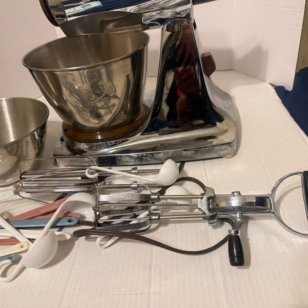 Vintage Sunbeam Mixmaster Power Plus 16-Speed Stand Mixer-Chrome & Brown - Works